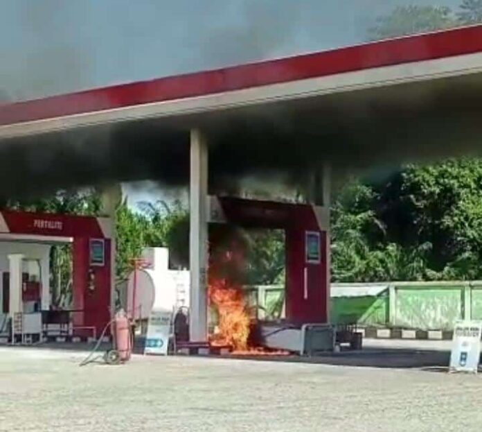 Pom BBM di SPBU Babahrot Abdya yang terbakar, Kamis (6/7/2023). Foto: Ist
