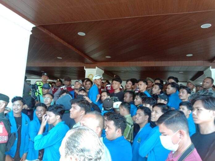 Sejumlah mahasiswa melakukan demo di depan kantor Dewan Perwakilan Rakyat Aceh (DPRA). Foto : Naszadayuna/analisaaceh.com.