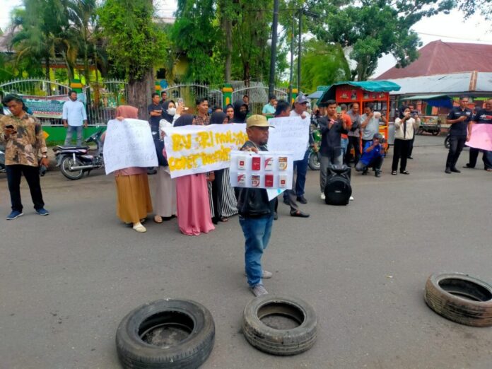 c09d87b958fb5662d1dcbef4eb1a7cb8 Sejumlah massa yang tergabung dari beberapa elemen masyarakat melakukan unjuk rasa di depan kantor Bea Cukai Langsa terkait dugaan sindikat rokok ilegal, Selasa (11/7/2023) siang. Foto: Analisaaceh.com/Chairul.