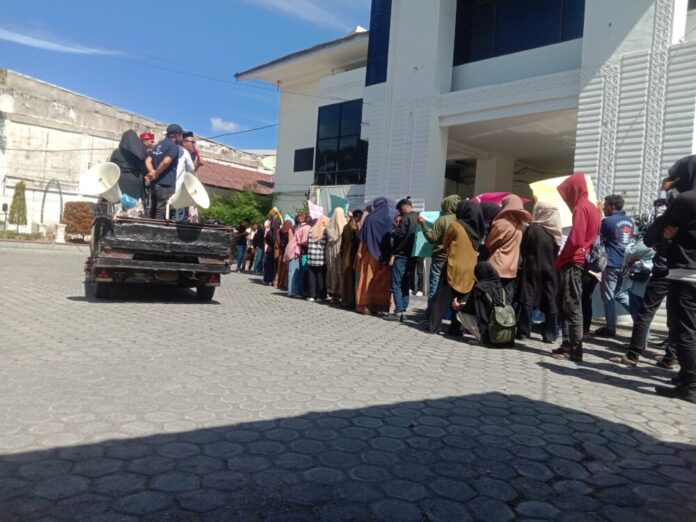 Massa sedang melakukan aksi demo di Kantor ESDM Aceh. Foto : Naszadayuna/analisaaaceh.com