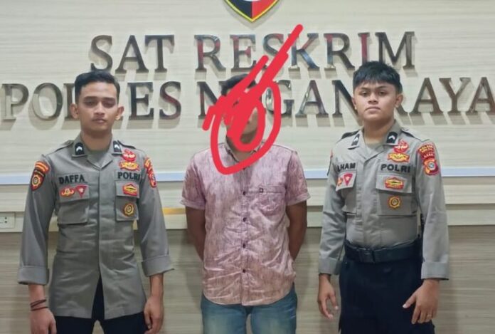 Pelaku pemerkosaan siswi Sekolah Menengah Atas (SMA) saat diamankan di Mapolres Nagam Raya. Foto: Ist