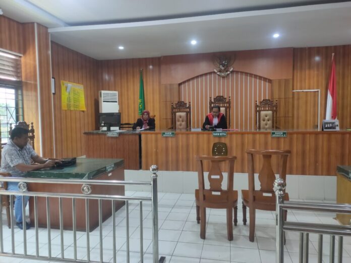 Sidang perdana Pra Pengadilan perkara dugaan Bea Cukai Langsa bekerja tidak sesuai aturan yang dilaporkan oleh LSM Gadjah Puteh, di ruang utama PN Langsa, Jum'at (4/8/2023) pagi. Foto: Analisaaceh.com/Chairul.