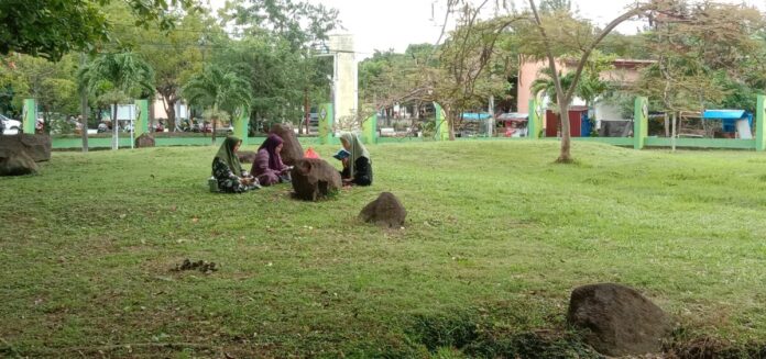 Pengunjung yang sedang berziarah di kuburan massal Ulee Lheue, Kecamatan Meuraxa, Banda Aceh. Foto : Naszadayuna/analisaaceh.com