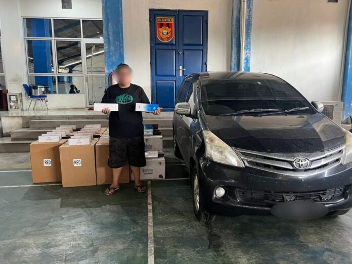 Seorang pelaku pengedar rokok ilegal bersama barang bukti yang diamankan Bea Cukai Langsa. Foto (ist).