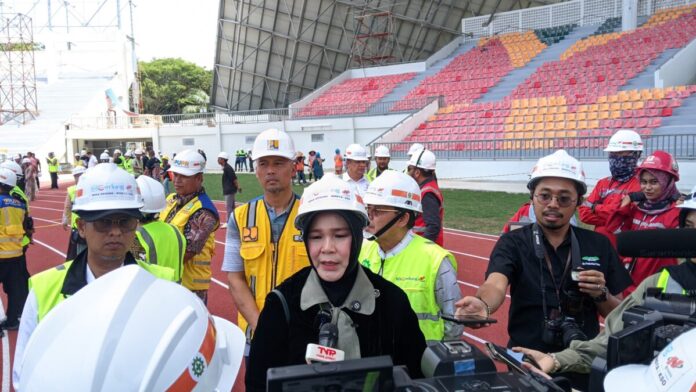 Anggota Komisi X DPR RI, Illiza Sa’aduddin Djamal saat kunjungan ke lokasi Stadion Jum'at (12/11/2024). Foto : naszadayuna/analisaaceh.com