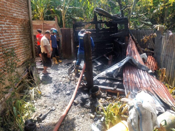 Gudang peralatan mobil di Gampong Meudang Ara, Kecamatan Blangpidie Kabupaten Abdya ludes terbakar, Minggu (21/7/2024) sekitar pukul 10.30 WIB. Foto: Ist