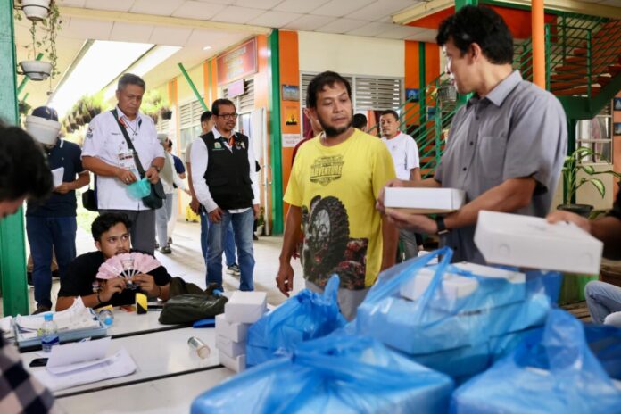Plh sekda Aceh Azwardi selaku ketua harian PB PON XXI Aceh-Sumut, Meninjau kesiapan Konsumsi di SMK 3 Banda Aceh, Minggu (15/9/2024). (Foto MC ACEH)
