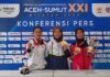 Atlet angkat berat Jawa Tengah, Sabrina (kiri), Susi Susanti dari Jawa Barat (tengah), dan Radhwa Raihanah mewakili Aceh (kanan)