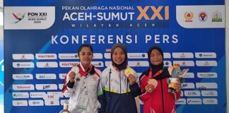 Atlet angkat berat Jawa Tengah, Sabrina (kiri), Susi Susanti dari Jawa Barat (tengah), dan Radhwa Raihanah mewakili Aceh (kanan)
