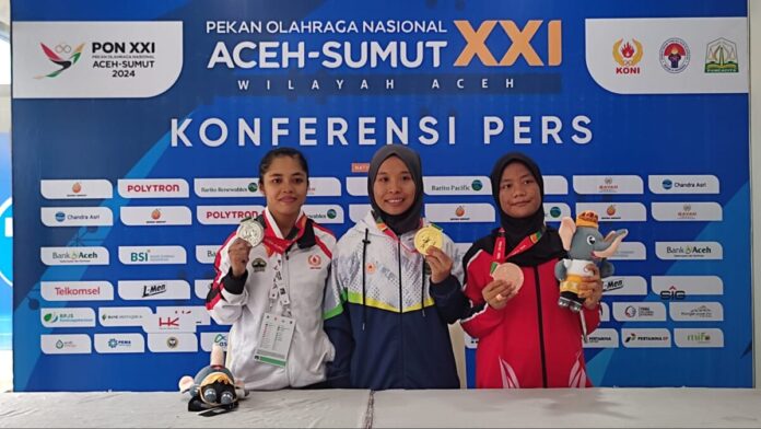 Atlet angkat berat Jawa Tengah, Sabrina (kiri), Susi Susanti dari Jawa Barat (tengah), dan Radhwa Raihanah mewakili Aceh (kanan)