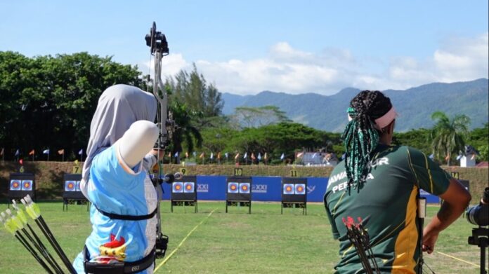 Pemanah putri sedang membidik busur di cabang olahraga Panahan PON XXI Aceh-Sumut di Stadion Harapan Bangsa Banda Aceh. Foto: MC PON Aceh