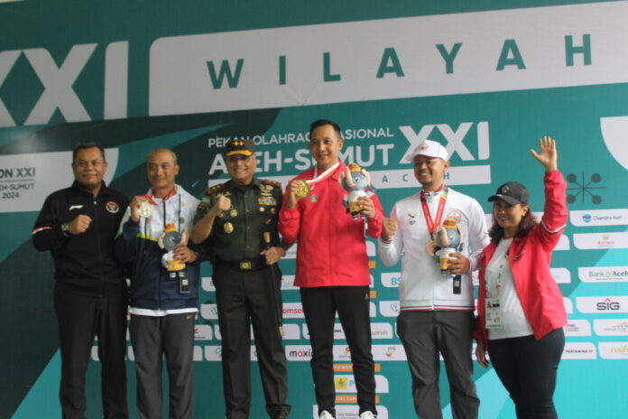 Foto : Atlet peraih medali emas, perak dan perunggu di kategori 25 M Rapid Fire Pistol Men. Foto : MC PON