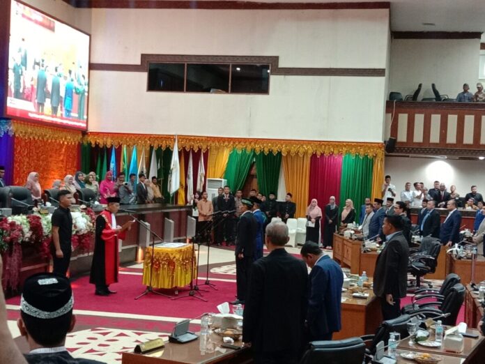 Pengambilan sumpah tiga Pimpinan Definitif, foto : Naszadayuna/analisaaceh.com