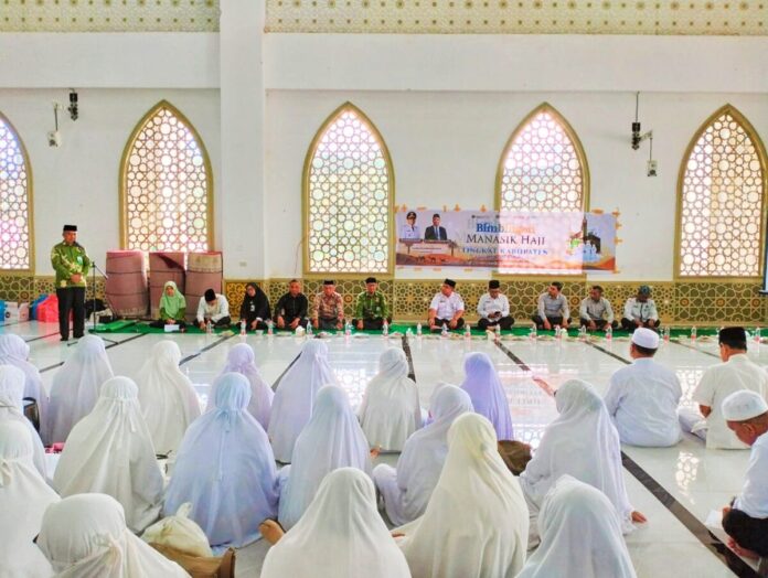 Kepala Kantor Kementerian Agama (Kankemenag) Abdya, Salman Alfarisi saat menyampaikan sambutan pada acara Manasik Haji Kabupaten yang berlangsung di Masjid Agung Baitul Ghafur, Gampong Seunaloh, Kecamatan Blangpidie, Kabupaten setempat, Rabu (30/4/2025). Foto:Analisaaceh.com/Ahlul Zikri