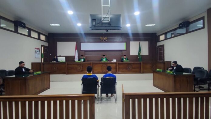 Terdakwa gay di Aceh saat di persidangan