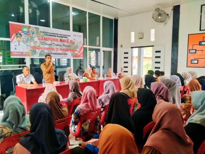 9e8f943af500bd2fdbc1a7cee4751266 Keuchik Gampong Mata Ie, Kecamatan Blangpidie Kabupaten Abdya, Junaidi saat menyampaikan sambutan sekaligus membuka acara pelatihan menjahit dan komputer