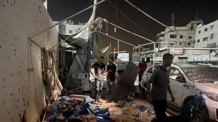 Tim berada di tenda Al Jazeera di luar Rumah Sakit Al-Shifa di Kota Gaza ketika serangan udara terjadi, foto: Ibrahim Hajja/Reuters