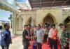 Safaruddin Serahkan Pupuk Organik Cair ke 33 Kelompok Tani Abdya