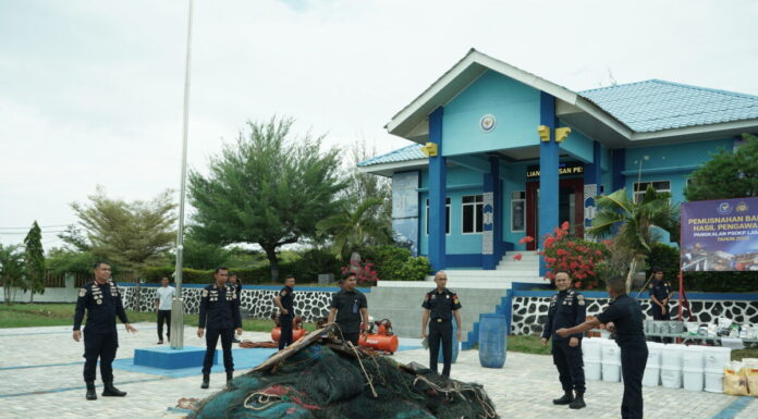 KKP Musnahkan 1,07 Ton Pakan dan Obat Ikan Ilegal di Banda Aceh